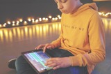 Elev som lagar musikk med iPad og GarageBand